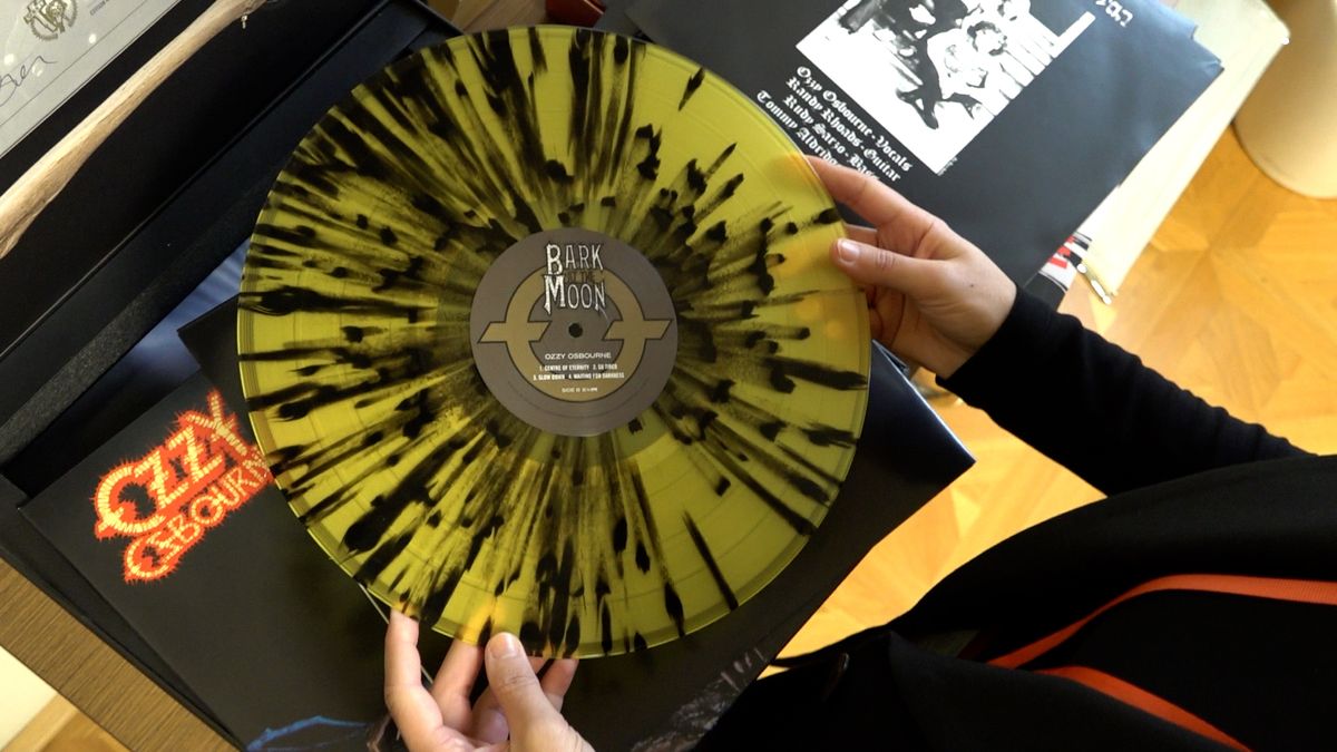 Boom vinylových desek: Takto se vyrábí v továrně kousek od Prahy